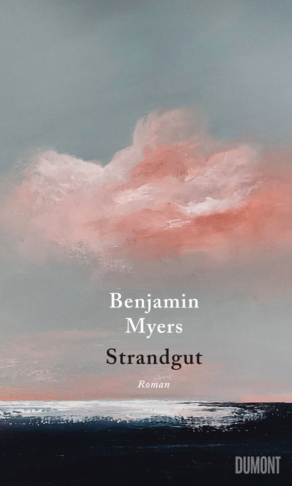 Buchumschlag für Strandgut von Benjamin Myers, der einen wolkenverhangenen rosa-grauen Himmel über einer minimalistischen Küste von Scarborough zeigt, mit dem Namen des Dumont Verlags in der unteren rechten Ecke.