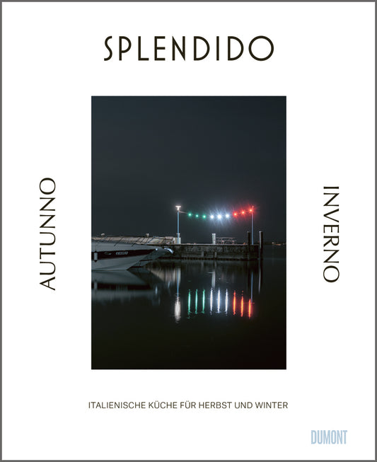 Das Buchcover zeigt einen nächtlichen Hafen, ein angedocktes Boot und die Lichter der italienischen Flagge auf dem Wasser. Titel: Splendido. Autunno/Inverno. Marke: Dumont Verlag. Ein authentisches italienisches Kochbuch für Herbst- und Winterrezepte.