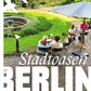 Das Titelbild von "Stadtoasen in Berlin" aus dem Bebra Verlag zeigt Menschen an Tischen im Freien in einem üppigen Garten mit einem Springbrunnen, Bäumen und Vögeln. Das Bild hebt Biergärten und Gartencafés mit überlagertem Text hervor.