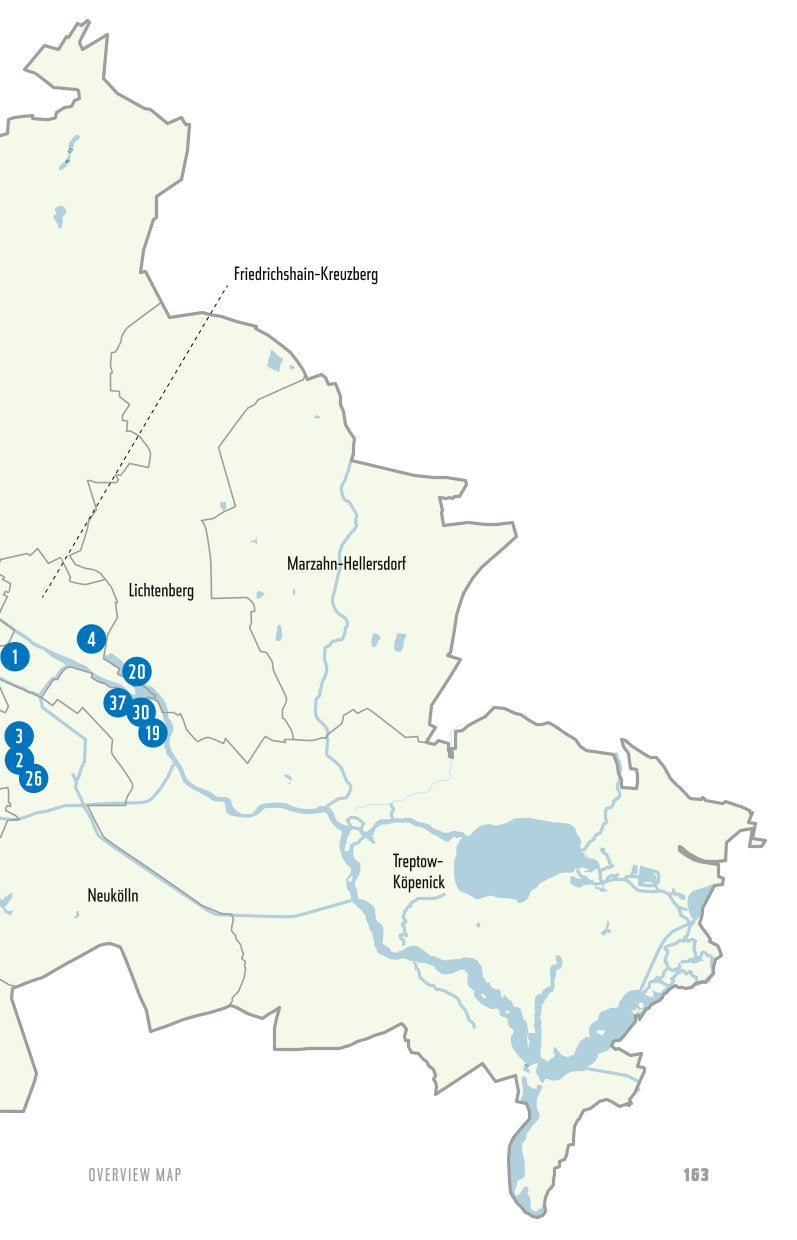 Urbane Oasen in Berlin (englische Version) vom Bebra Verlag: Eine Karte hebt Bezirke wie Friedrichshain-Kreuzberg, Lichtenberg, Neukölln und andere hervor - perfekt für die Erkundung von Biergärten - mit nummerierten blauen Markierungen und klar eingezeichneten Wasserstellen.
