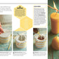 Eine Schritt-für-Schritt-Fotoanleitung aus Das Bienen Buch vom DK Verlag zeigt, wie man Bienenwachskerzen mit verschiedenen Formen herstellt - ideal für angehende Imker oder einen bienenfreundlichen Garten - mit Nahaufnahmen von Werkzeug, Gießwachs, Dochten und fertigen Kerzen auf türkisfarbenem Holz.