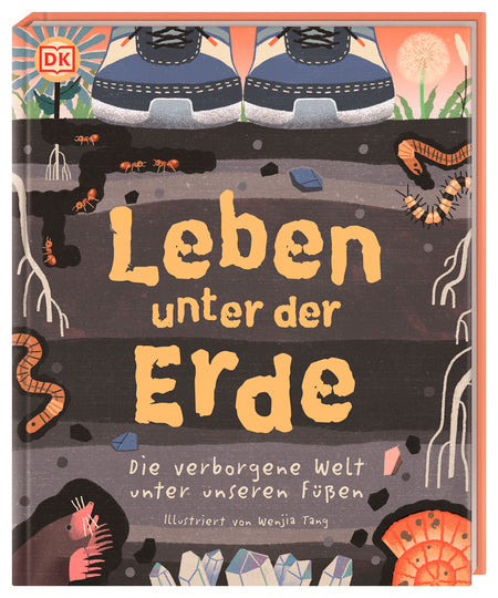 Das Buchcover von "Leben unter der Erde" aus dem DK Verlag zeigt farbenfrohe, verspielte Illustrationen von unterirdischen Lebewesen, Pflanzen und Bodenschichten (Bodenleben), mit einem Paar Schuhe an der Oberfläche. Titel und Untertitel erscheinen auf Deutsch.