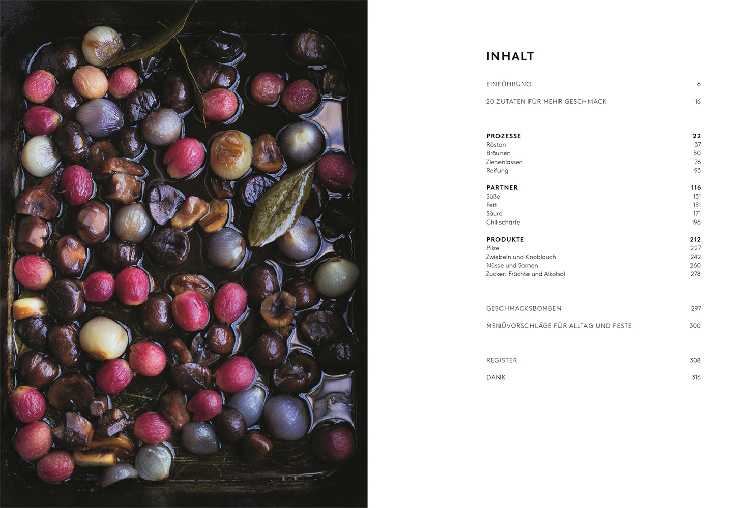 Ein Tablett mit bunten geschälten Zwiebeln, Knoblauch, Kräutern und Öl erinnert an "Flavour" aus dem DK Verlag, daneben das Inhaltsverzeichnis eines deutschen Buches mit Kapitelüberschriften und Seitenzahlen auf weißem Hintergrund.