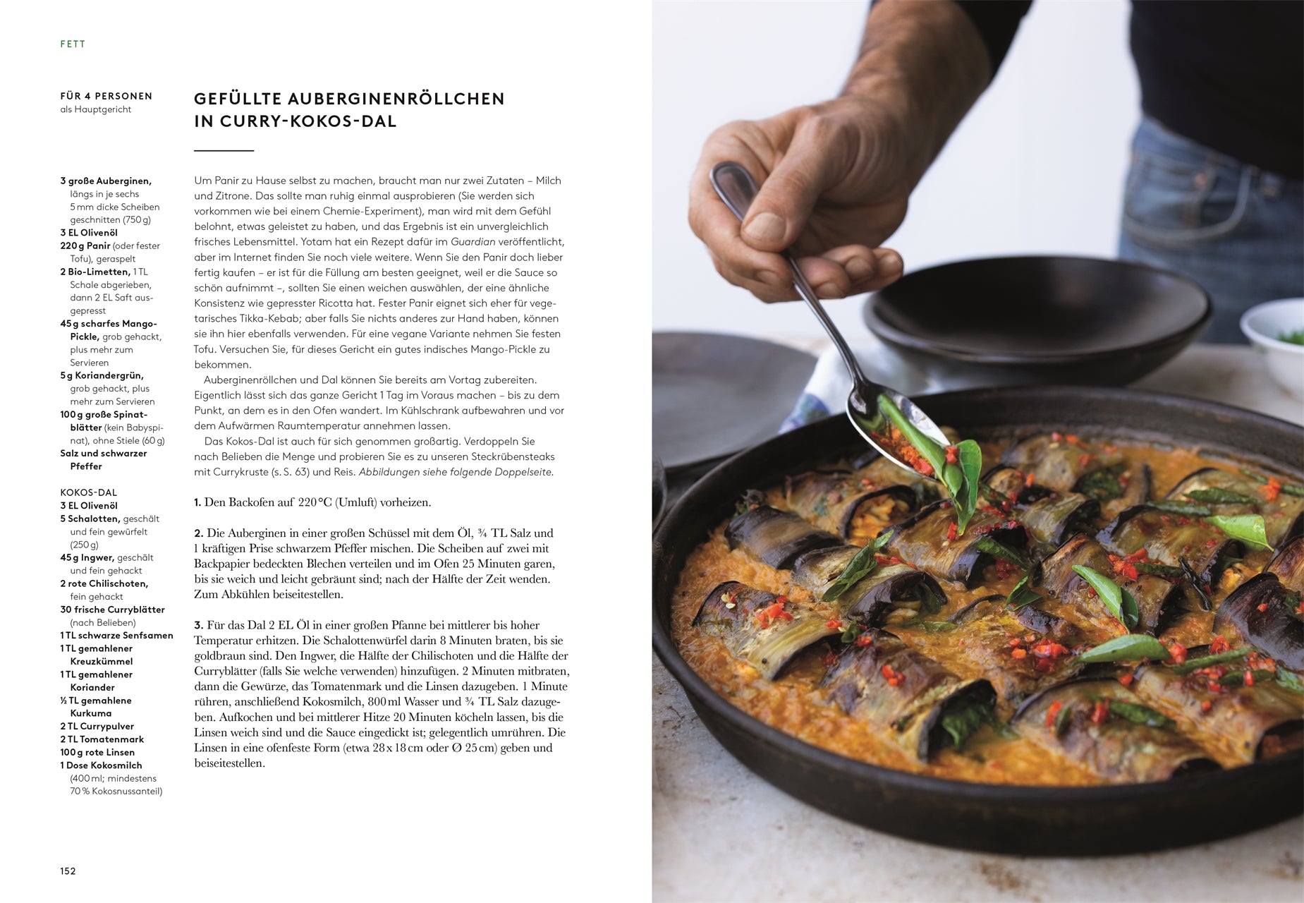 Eine Hand garniert gebackene gefüllte Auberginenröllchen in Curry-Kokos-Dal, inspiriert von Yotam Ottolenghis "Flavour" aus dem DK Verlag, mit geschnittenem Chili und Kräutern, mit kreativen veganen Rezepten und den Zutaten auf der linken Seite.