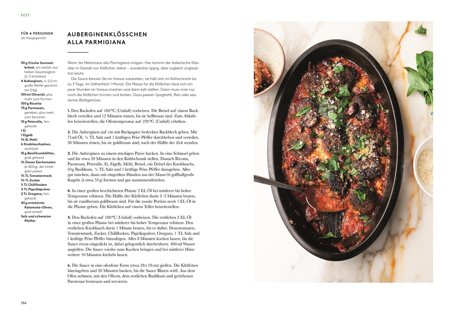 Eine Rezeptseite zeigt links Zutaten und Arbeitsschritte für Auberginenklößchen alla Parmigiana, rechts ein Foto dieses vegetarischen Gerichts aus Yotam Ottolenghis "Flavour" (DK Verlag) mit gebackenen Auberginen, Tomaten, Kräutern und Käse.