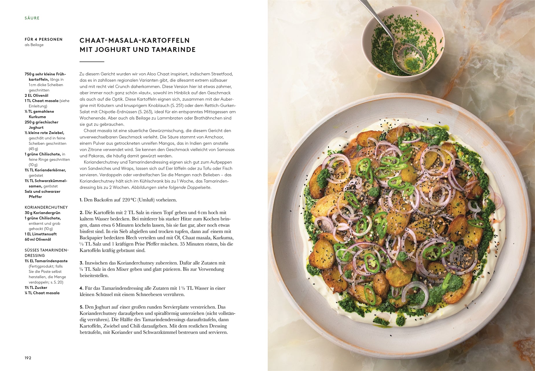 Eine Schüssel mit gerösteten Kartoffelscheiben mit roten Zwiebeln, Kräutern, schwarzem Sesam und cremiger Sauce steht neben grüner Sauce. Perfekt für Fans von veganen Rezepten oder Yotam Ottolenghi - ähnliche Inspirationen finden Sie in "Flavour" vom DK Verlag.