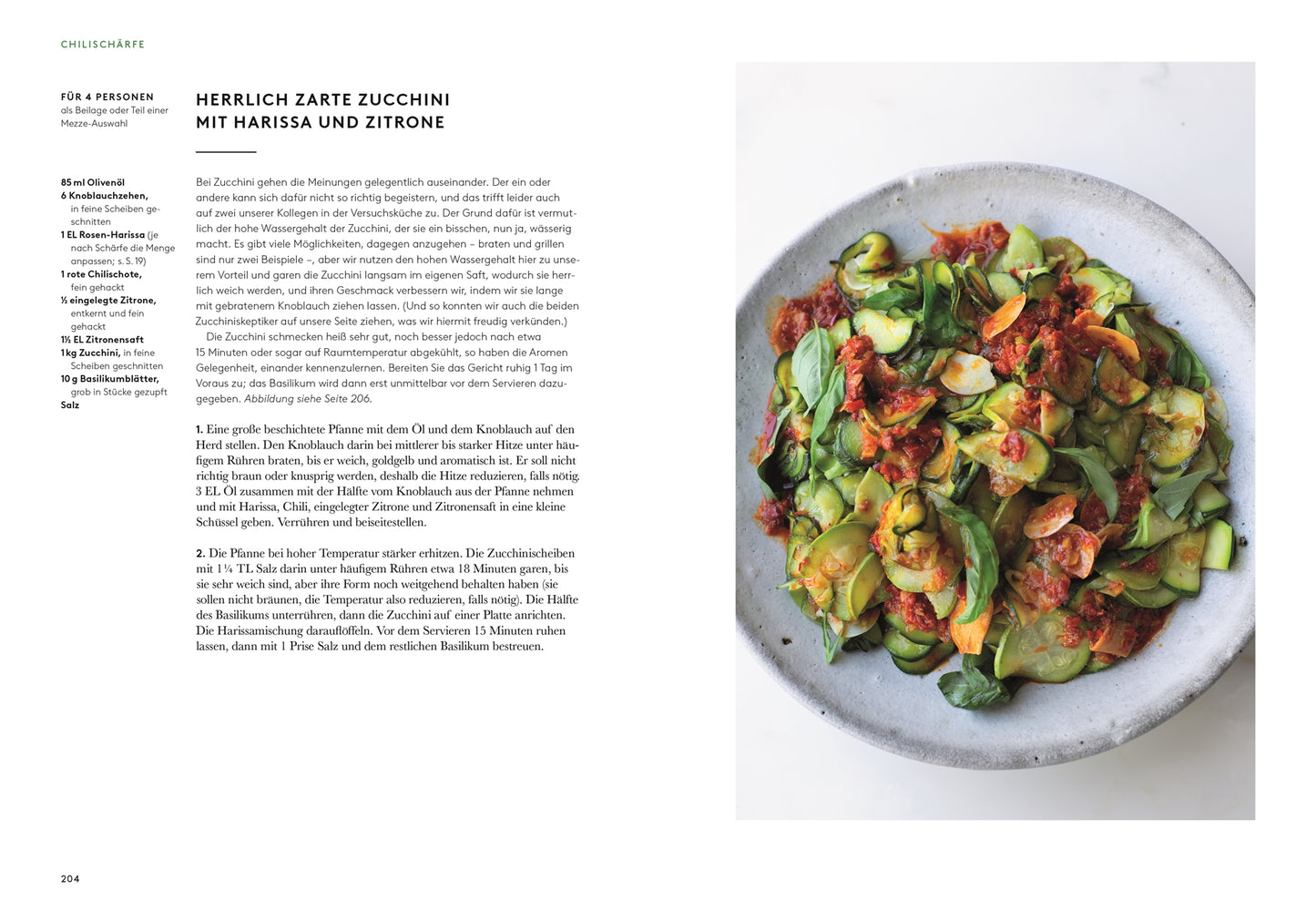 Eine Schüssel mit dünn geschnittenen Zucchini, Saubohnen und Kräutern mit roter Harissa-Sauce steht auf einem hellen Hintergrund neben einem Rezept des DK Verlags "Flavour" von Yotam Ottolenghi für Zucchini mit Harissa und Zitrone.