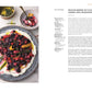Auf einem grauen Teller zeigt Flavour vom DK Verlag ein rundes Dessert mit gemischten frischen Beeren und bunten Strudeln. Daneben befindet sich eine Schale mit cremigem Belag, während rechts ein deutsches vegetarisches Rezept mit Zutaten und Anleitung abgebildet ist.