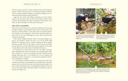 Eine Buchseite aus Wildnis im Garten vom DK Verlag zeigt links Text und rechts drei Fotos: einen Menschen mit einem Stock am Wasser, einen schwarzen Vogel am Wasser und eine große Schlange über dem Wasser - inspirierendes naturnahes Gärtnern in Ihrem Naturgarten.