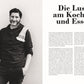 Ein lächelnder dunkelhaariger Mann mit Bart steht an einer hellen Wand, ein Küchenhandtuch über der Schulter. Neben ihm liegt der deutsche DK-Verlagsartikel "Die Lust am Kochen und Essen" mit Paul Ivić und Rezepten aus Vegetarisch.