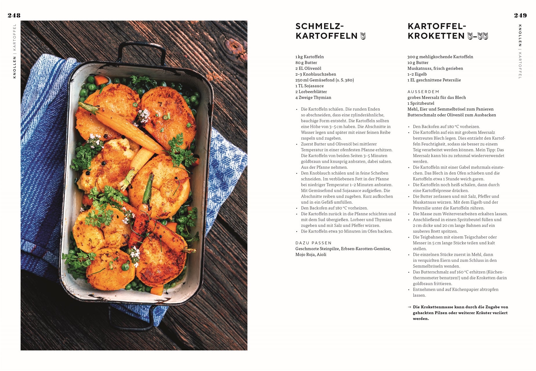 Eine Auflaufform mit knusprigen, goldbraunen Kartoffelscheiben nach dem Vorbild von "Vegetarisch" aus dem DK Verlag ist mit Petersilie und Möhren garniert. Sie ruht auf einem blauen Tuch neben der rechts sichtbaren Rezeptanleitung.