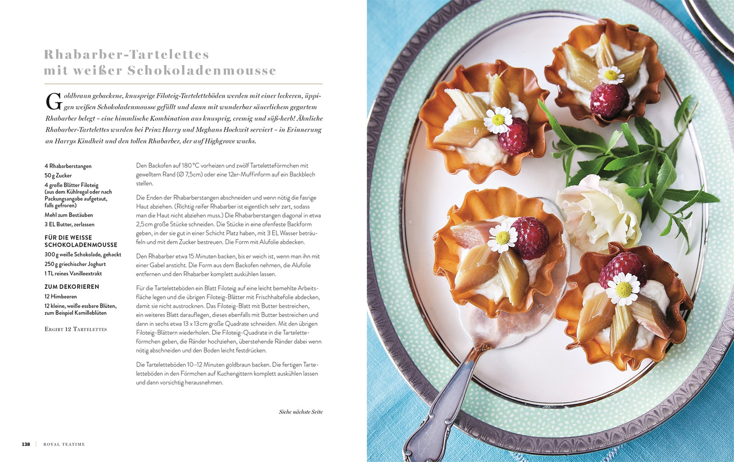 Royal TeaTime" aus dem DK Verlag präsentiert fünf Rhabarbertörtchen mit weißer Mousse au Chocolat, Himbeeren und essbaren Blüten - britisches Gebäck für Liebhaber der royalen Küche - serviert auf geblümtem Porzellan und einem Silbertablett neben einer weißen Rose.