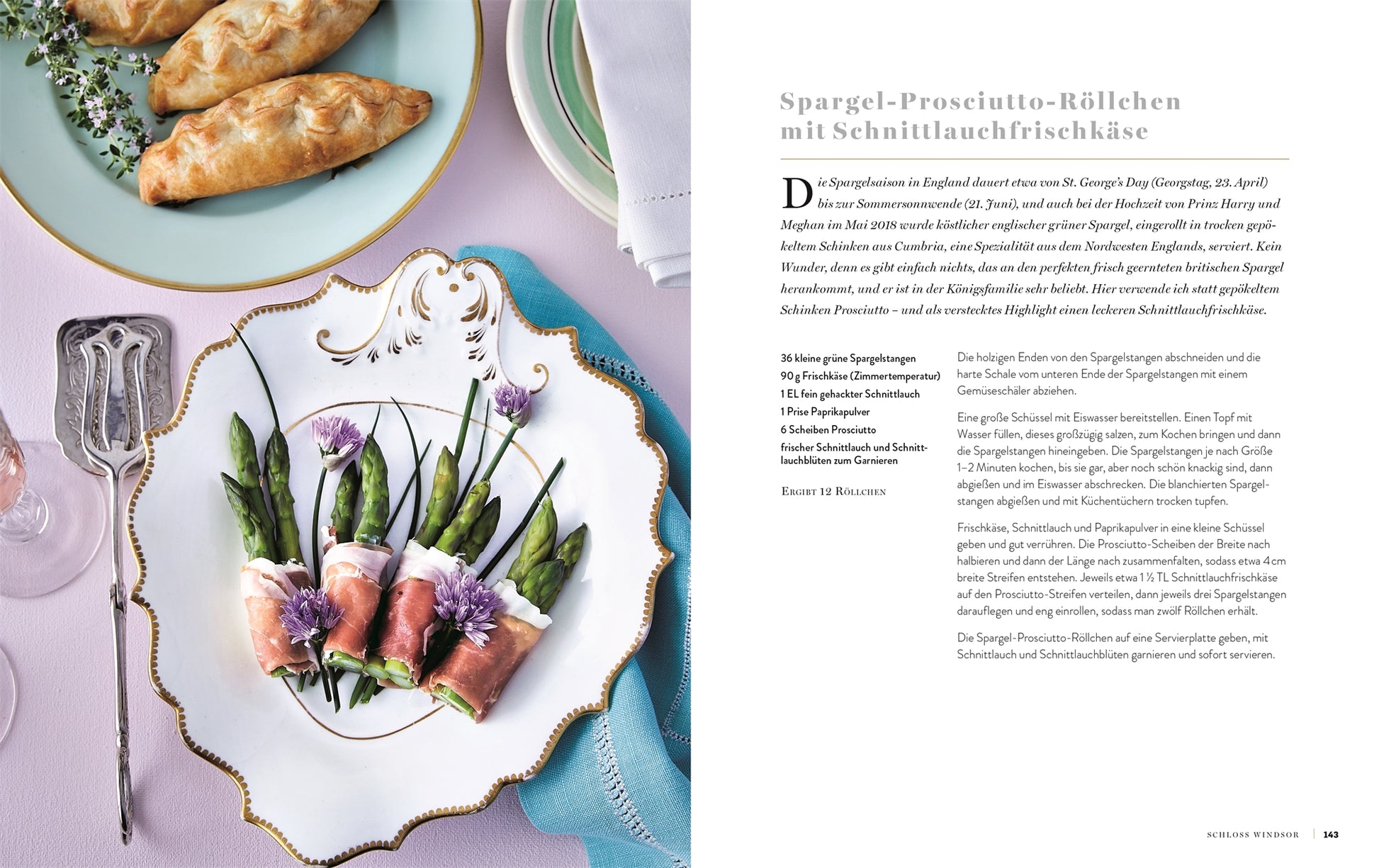 Der Teller "Royal TeaTime" des DK Verlags zeigt drei mit Prosciutto umwickelte Spargelstangen, die mit Schnittlauchblüten belegt sind. Daneben liegen eine Gabel, eine fliederfarbene Serviette und ein weiterer Teller mit goldenem britischem Gebäck. Der deutsche Rezepttext steht rechts.