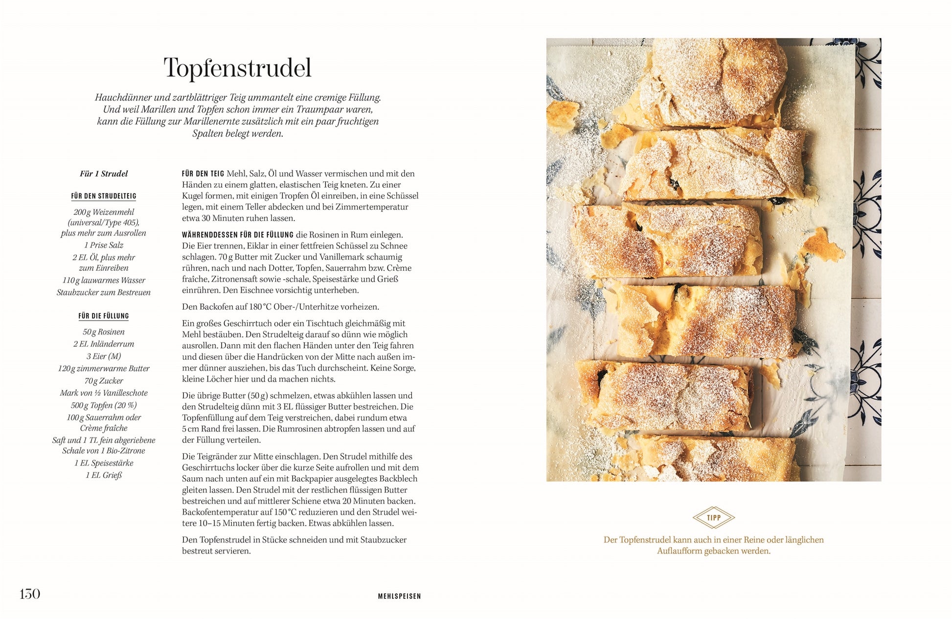 Die Seite aus der Wiener Zuckerbäckerei des DK Verlags zeigt ein Topfenstrudel-Rezept neben einem Foto von goldbraunen, mit Puderzucker bestäubten Scheiben auf Pergament - ideal für Fans der traditionellen österreichischen Backkunst.