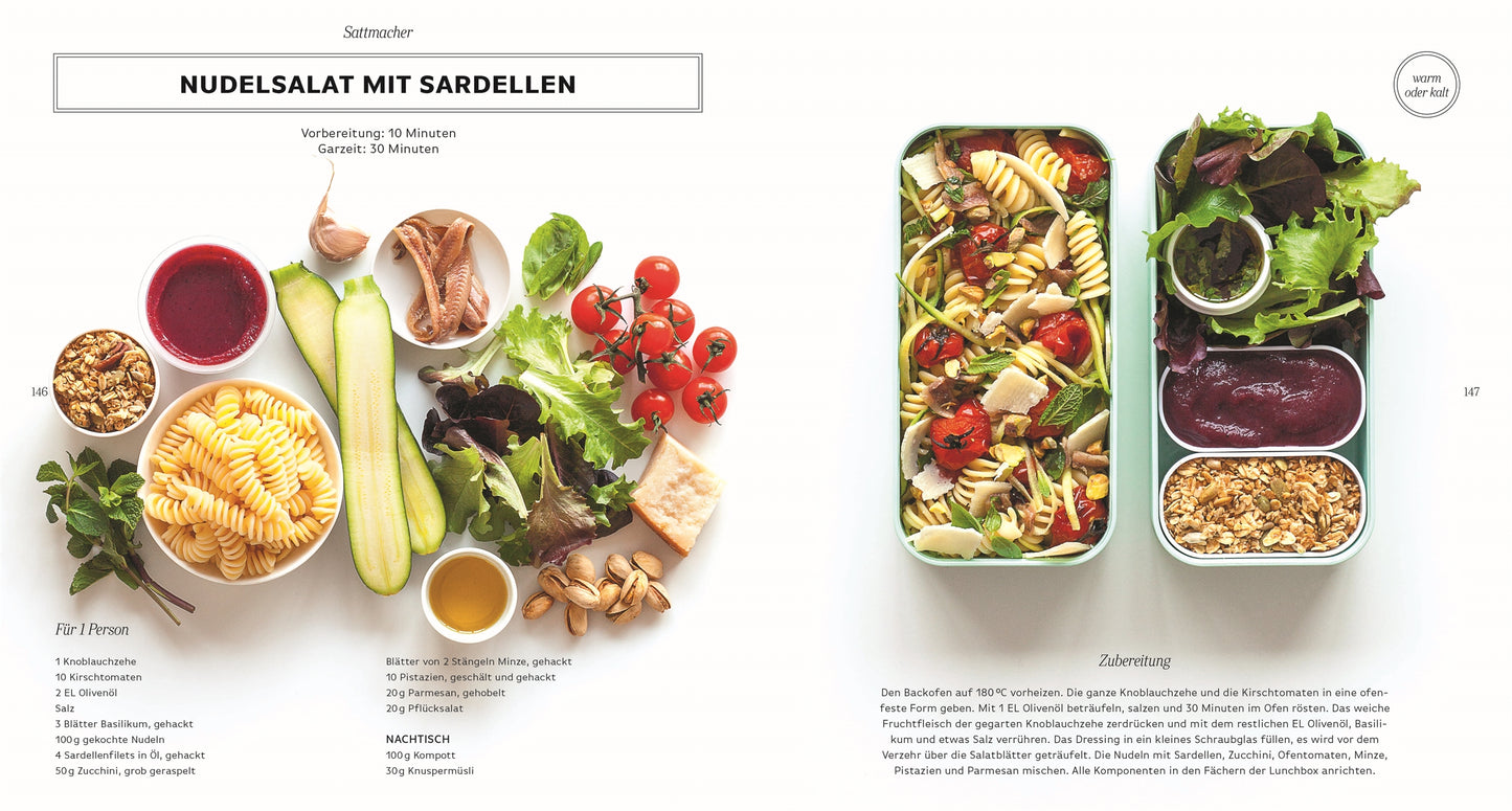 Draufsicht auf die Zutaten des Nudelsalats - Fusilli, Salat, Tomate, Rote Bete, Dressing, Walnüsse - und den fertigen Salat, verpackt in der Super-Lunchbox des DK Verlags, perfekt für eine gesunde Mittagspause.