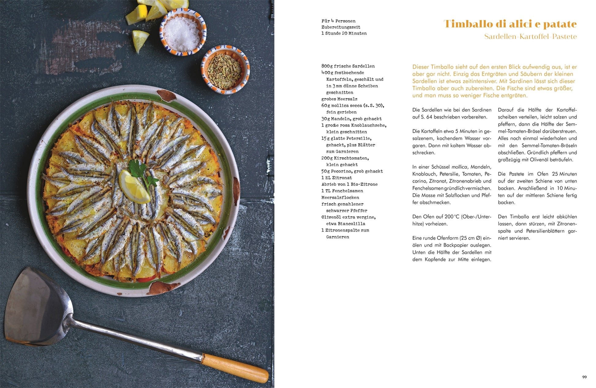 Ein runder Auflauf aus Sizilien in meiner Küche vom DK Verlag zeigt Sardinen über Kartoffeln in einer Pfanne, mit Zutaten in Schüsseln und einem Pfannenwender daneben. Das Rezept von Cettina Vicenzino ist auf der rechten Seite abgebildet.