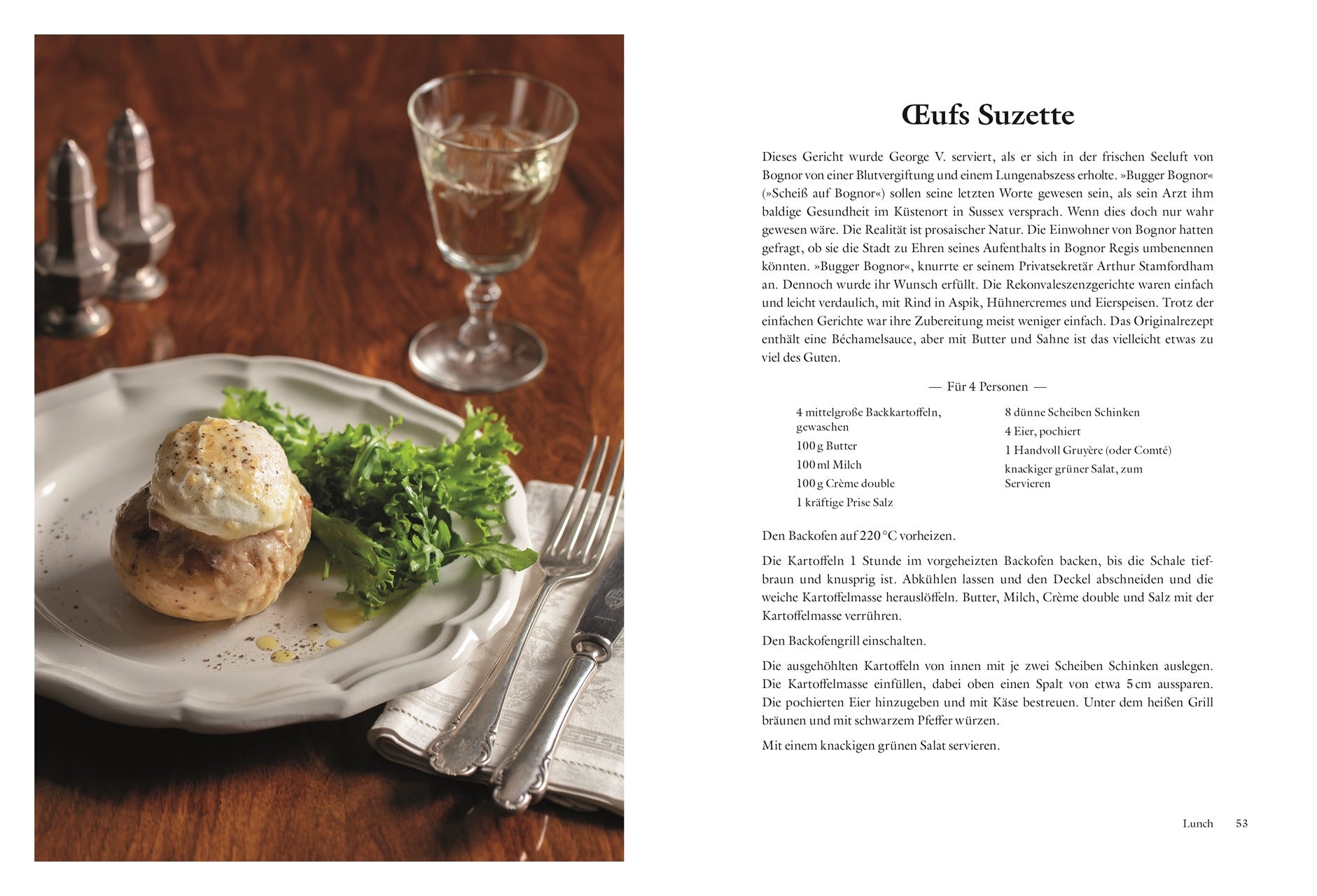 Ein von "Zu Tisch bei den Royals" aus dem DK Verlag inspiriertes Tellergericht: ein gefülltes Lammkotelett mit einem gebackenen Ei, serviert mit grünem Salat. Gabel, Messer, Weißwein und Gewürze liegen auf einem Holztisch neben dem Teller.