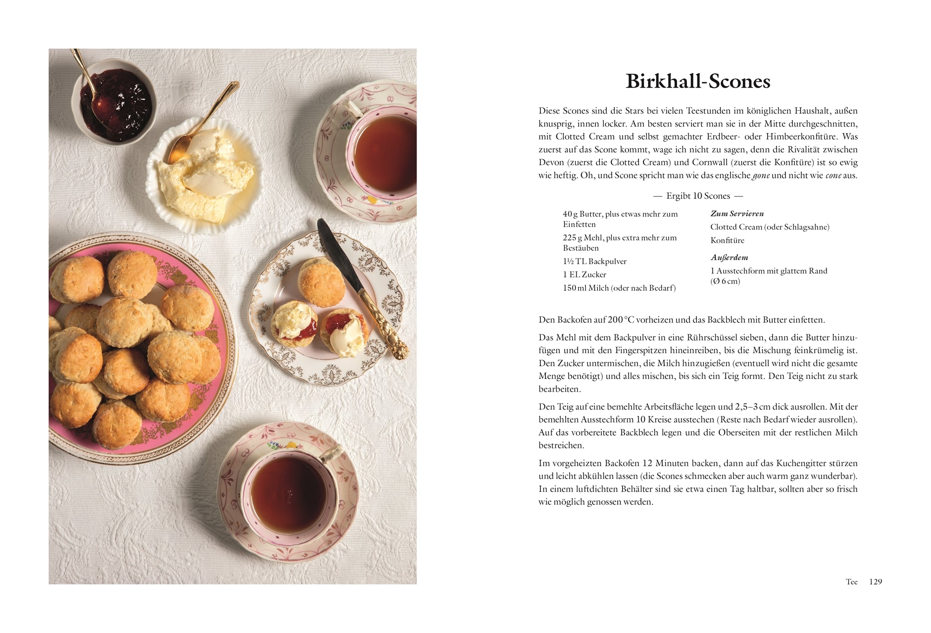 Ein gedeckter Tisch mit Scones, Clotted Cream, Marmelade und Tee erinnert an die königliche Küche. Rechts ist ein deutsches Birkhall Scones Rezept aus "Zu Tisch bei den Royals" vom DK Verlag, inspiriert von den britischen Royals.