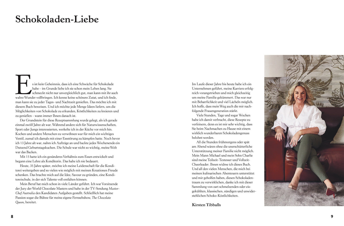 Eine Magazinstrecke zeigt links „Alles aus Schokolade“ vom DK Verlag und rechts eine lächelnde Frau – möglicherweise inspiriert von Schokoladenfreuden – die an einem runden Holztisch mit einer Pflanze sitzt.