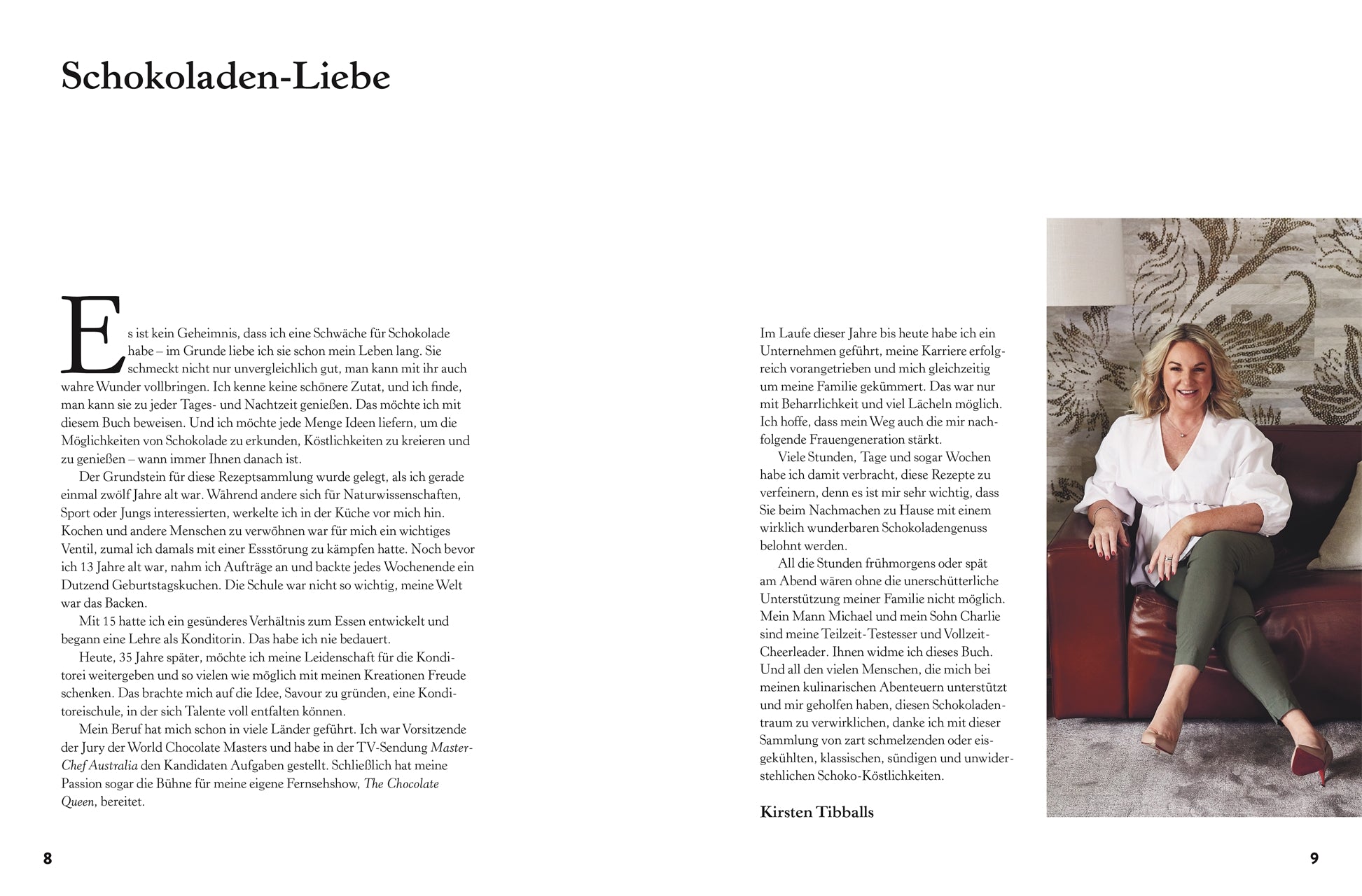 Eine Magazinstrecke zeigt links „Alles aus Schokolade“ vom DK Verlag und rechts eine lächelnde Frau – möglicherweise inspiriert von Schokoladenfreuden – die an einem runden Holztisch mit einer Pflanze sitzt.