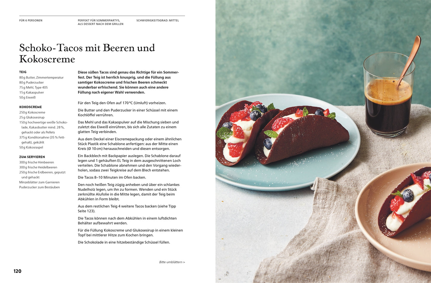 Drei Schokoladen-Tacos mit Sahne, Erdbeeren, Blaubeeren und Himbeeren werden auf einem Teller neben einem Espresso serviert – ein verführerischer Leckerbissen, inspiriert von „Alles aus Schokolade“ vom DK Verlag, das Rezept ist links abgebildet.