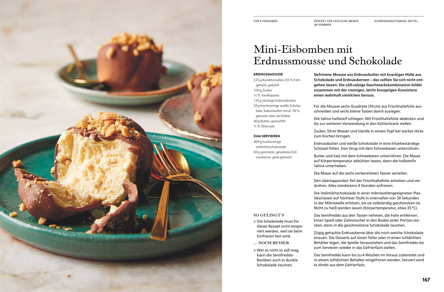 Auf einem grünen Teller liegt eine angeschnittene Mini-Eisbombe „Alles aus Schokolade“ vom DK Verlag – Schichten aus Erdnussmousse und Schokoladenüberzug, garniert mit gehackten Nüssen. Im Hintergrund sind weitere ganze und angeschnittene Bomben neben einem goldenen Löffel zu sehen.