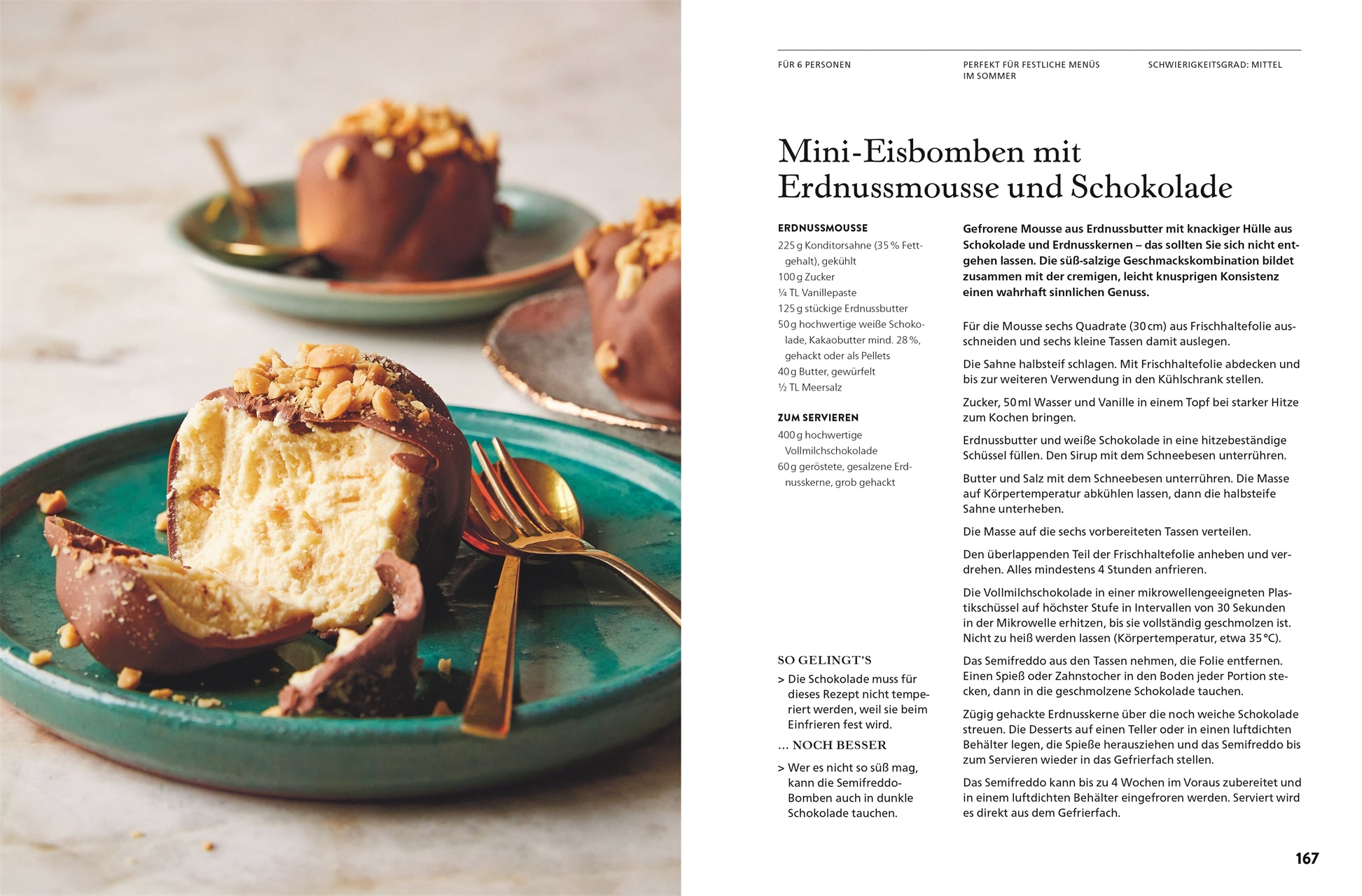Auf einem grünen Teller liegt eine angeschnittene Mini-Eisbombe „Alles aus Schokolade“ vom DK Verlag – Schichten aus Erdnussmousse und Schokoladenüberzug, garniert mit gehackten Nüssen. Im Hintergrund sind weitere ganze und angeschnittene Bomben neben einem goldenen Löffel zu sehen.