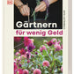 Das Buchcover von "Gärtnern für wenig Geld" aus dem DK Verlag zeigt oberhalb des Titels Hände, die Setzlinge pflanzen, und darunter einen farbenfrohen Natur-Ziergarten mit rosa und lila Blüten. Autorin: Anya Lautenbach.