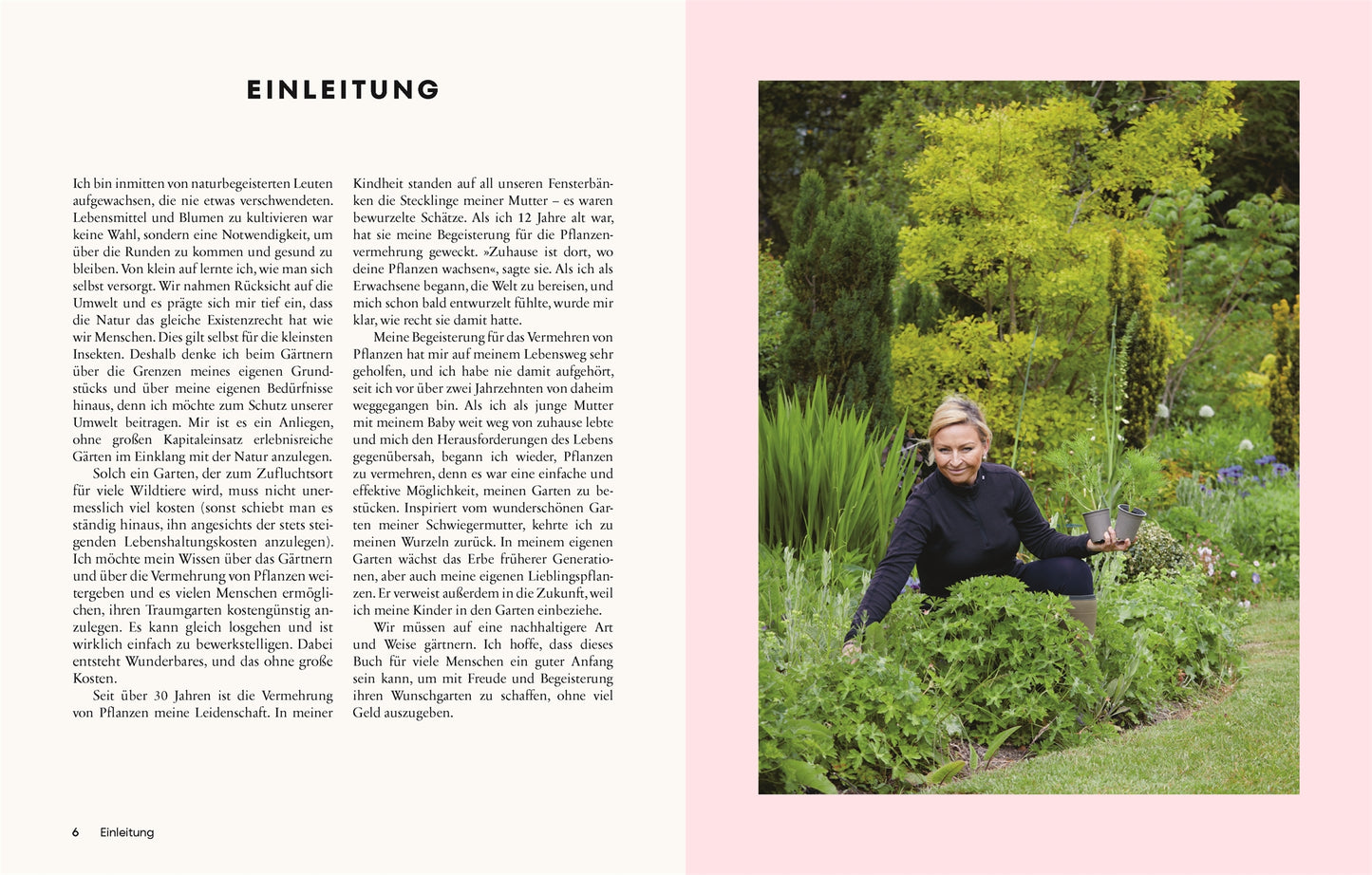 Eine Frau in Schwarz kniet in einem üppigen Ziergarten mit gelben Blumen und benutzt "Gärtnern für wenig Geld" aus dem DK Verlag. Umgeben von Grünpflanzen hat sie eine Gießkanne und Gartengeräte neben sich stehen.