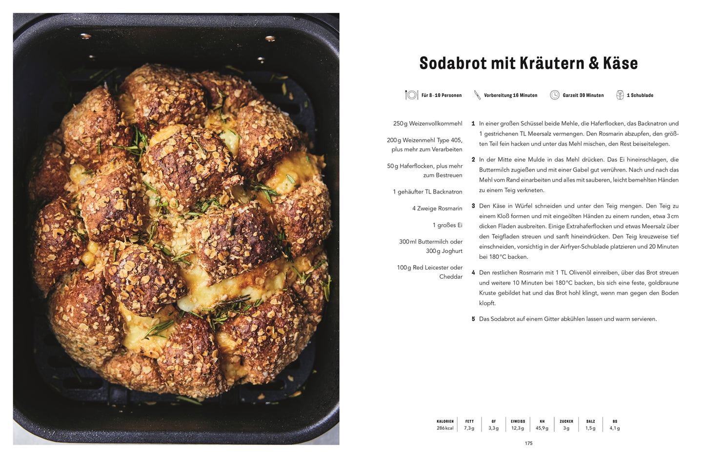 Ein runder Laib Sodabrot, goldbraun mit Kräutern und Käse, liegt in einer schwarzen Pfanne. Das Rezept aus "Easy Air Fryer" vom DK Verlag erscheint rechts auf Deutsch.