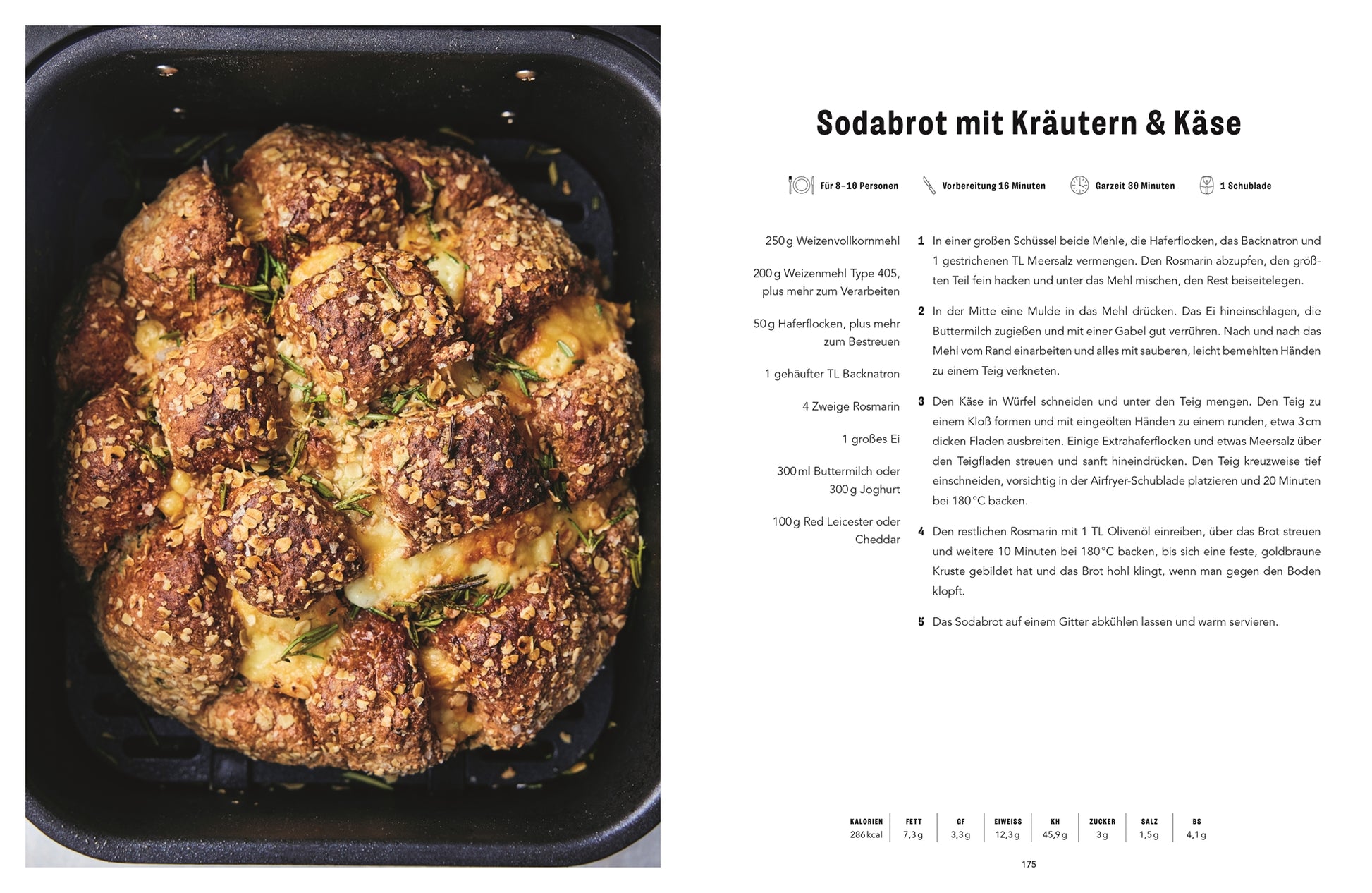 Ein runder Laib Sodabrot, goldbraun mit Kräutern und Käse, liegt in einer schwarzen Pfanne. Das Rezept aus "Easy Air Fryer" vom DK Verlag erscheint rechts auf Deutsch.