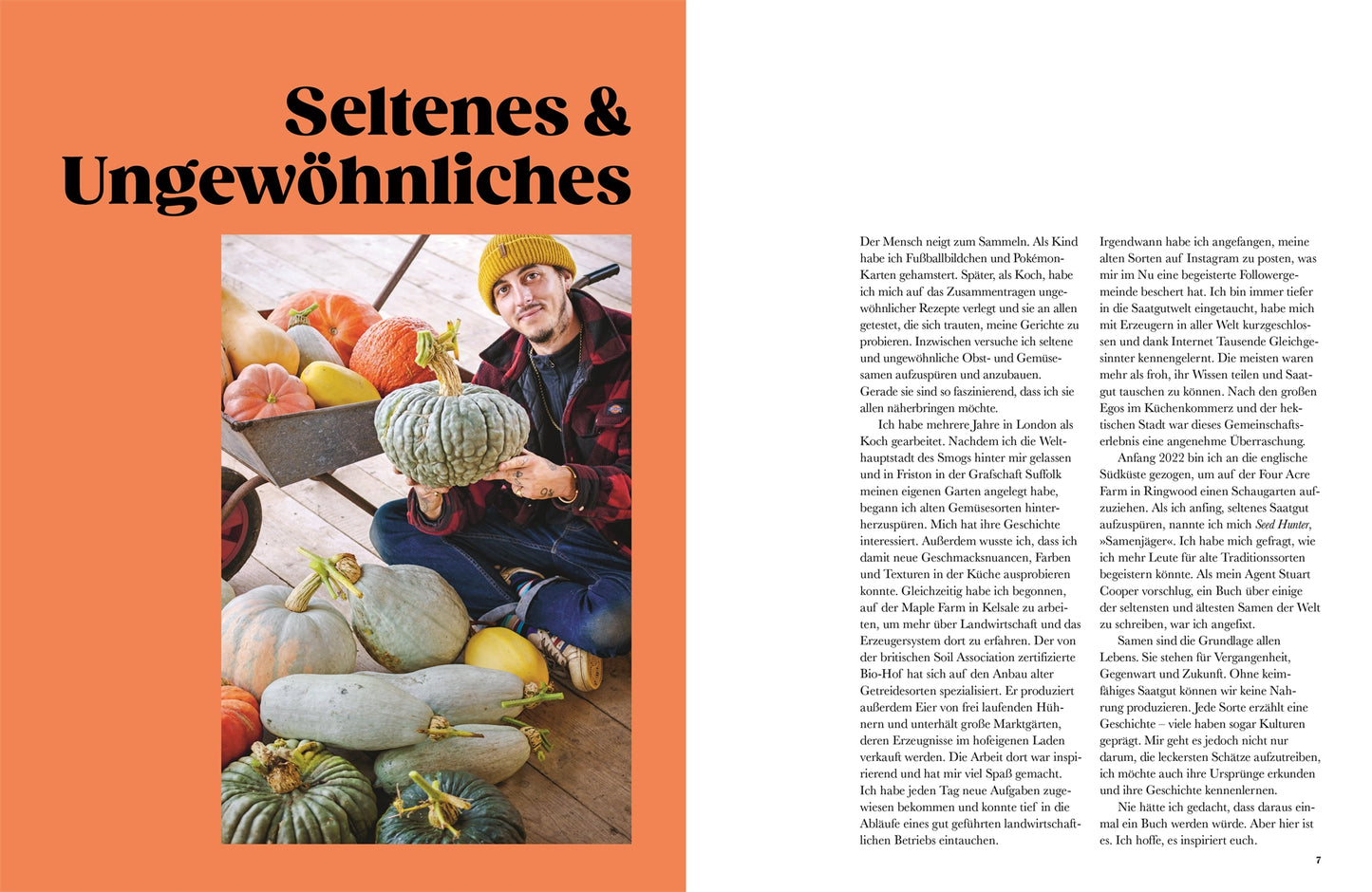 Eine Person mit kariertem Hemd und Strickmütze sitzt zwischen ungewöhnlichen Kürbissen und hält einen großen gerippten Kürbis. Auf der linken Seite steht fett orangefarbener deutscher Text: Seltenes & Ungewöhnliches. Aus "Auf der Jagd nach alten Sorten" vom DK Verlag.