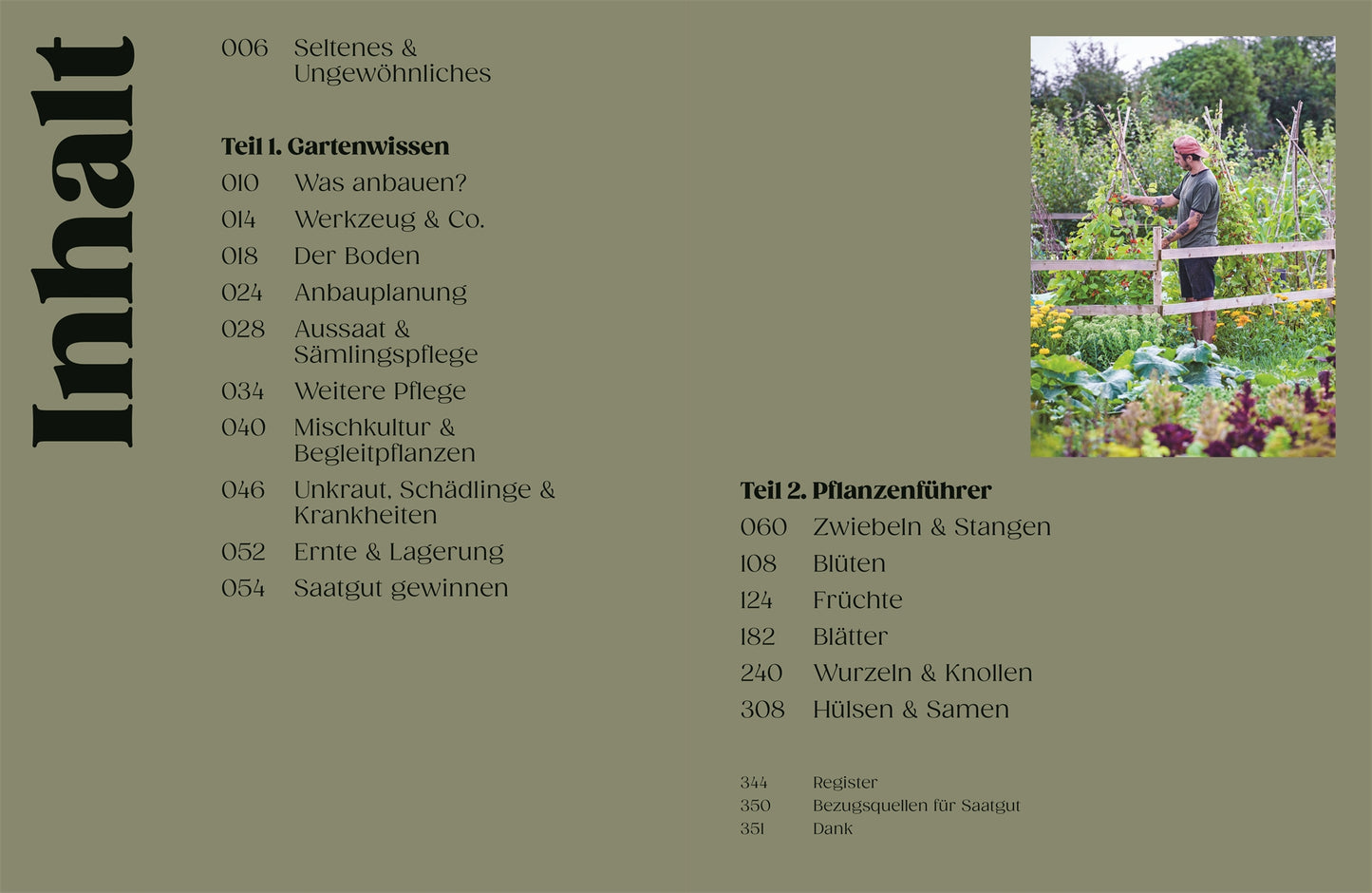 Ein zweiseitiges deutsches Inhaltsverzeichnis aus "Auf der Jagd nach alten Sorten" des DK Verlags: Auf der linken Seite sind die Kapitel (Gemüseanbau, Pflanzenführer) mit Seitenzahlen aufgeführt; auf der rechten Seite ist jemand in einem üppigen Garten mit alten Gemüsesorten hinter einem Holzzaun zu sehen.