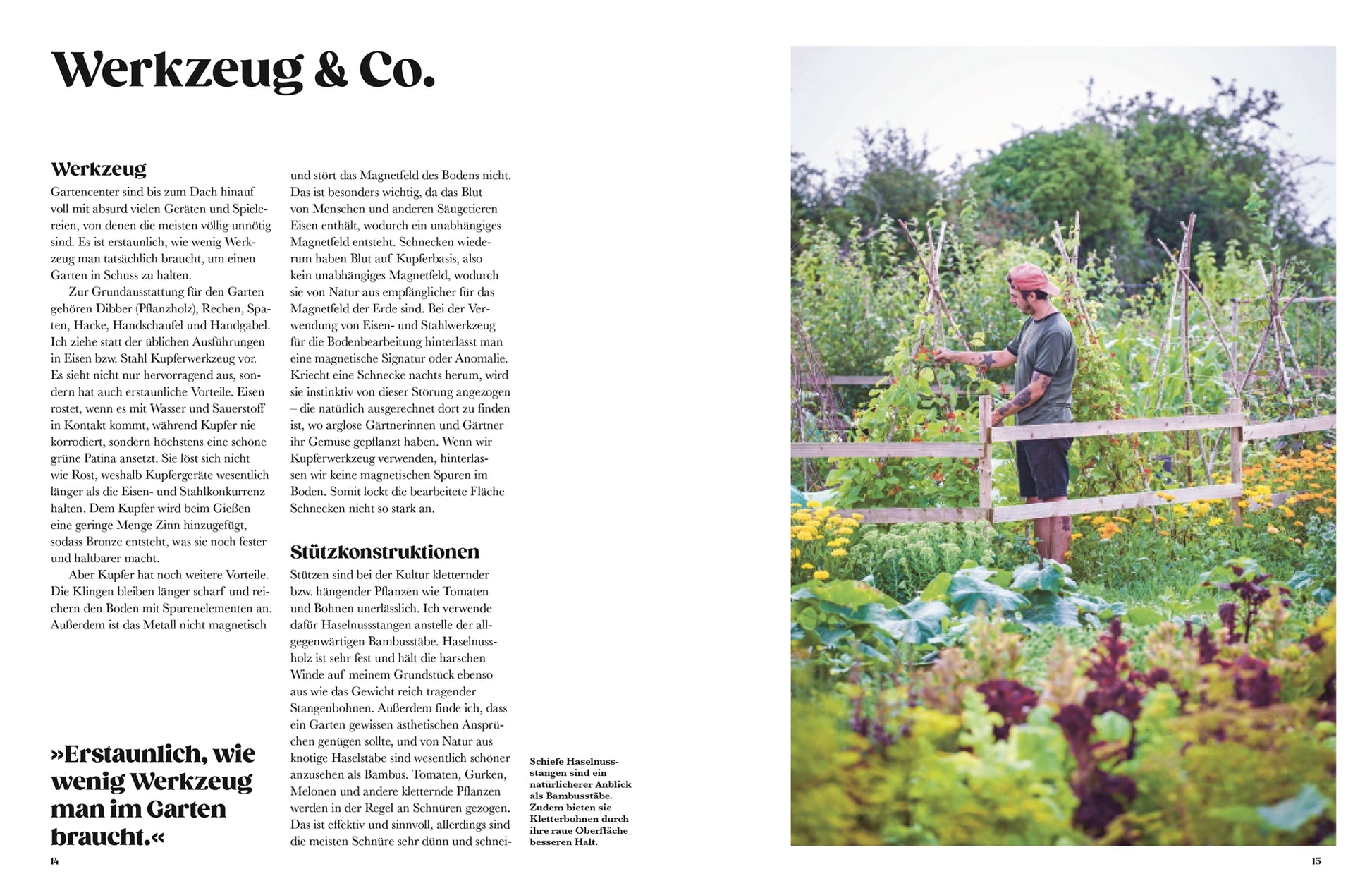 In einem üppigen Garten pflegt eine Person mit Hut die Pflanzen an einem hölzernen Spalier und hält das Buch "Auf der Jagd nach alten Sorten" des DK Verlags in der Hand. Bunte Blumen blühen, während auf der linken Seite ein Text über alte Gemüsesorten und Gartengeräte erscheint.