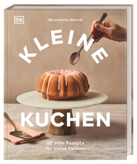 Das Cover von Kleine Kuchen aus dem DK Verlag zeigt einen kleinen Gugelhupf, der mit rosa Zuckerguss bestrichen wird - eine ideale Inspiration für Mini-Kuchenrezepte, auch für vegane und glutenfreie Varianten.