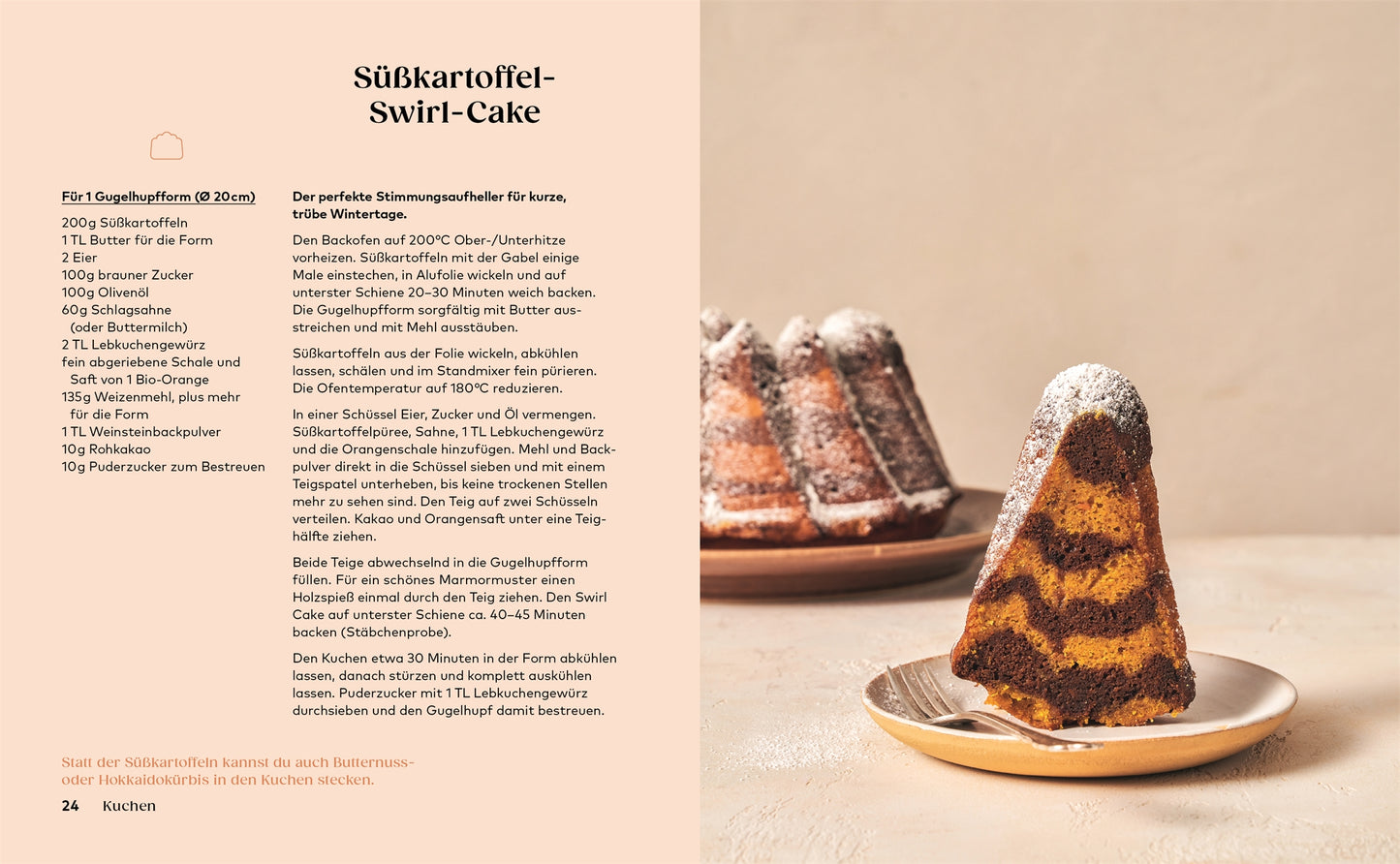 Ein Stück Marmorkuchen mit Schokoladen- und Orangenstrudeln liegt auf einem Teller vor einem ganzen Gugelhupf; das Backbuch "Kleine Kuchen" des DK Verlags enthält vegane und glutenfreie Rezepte wie diesen Süßkartoffel-Strudel-Kuchen.