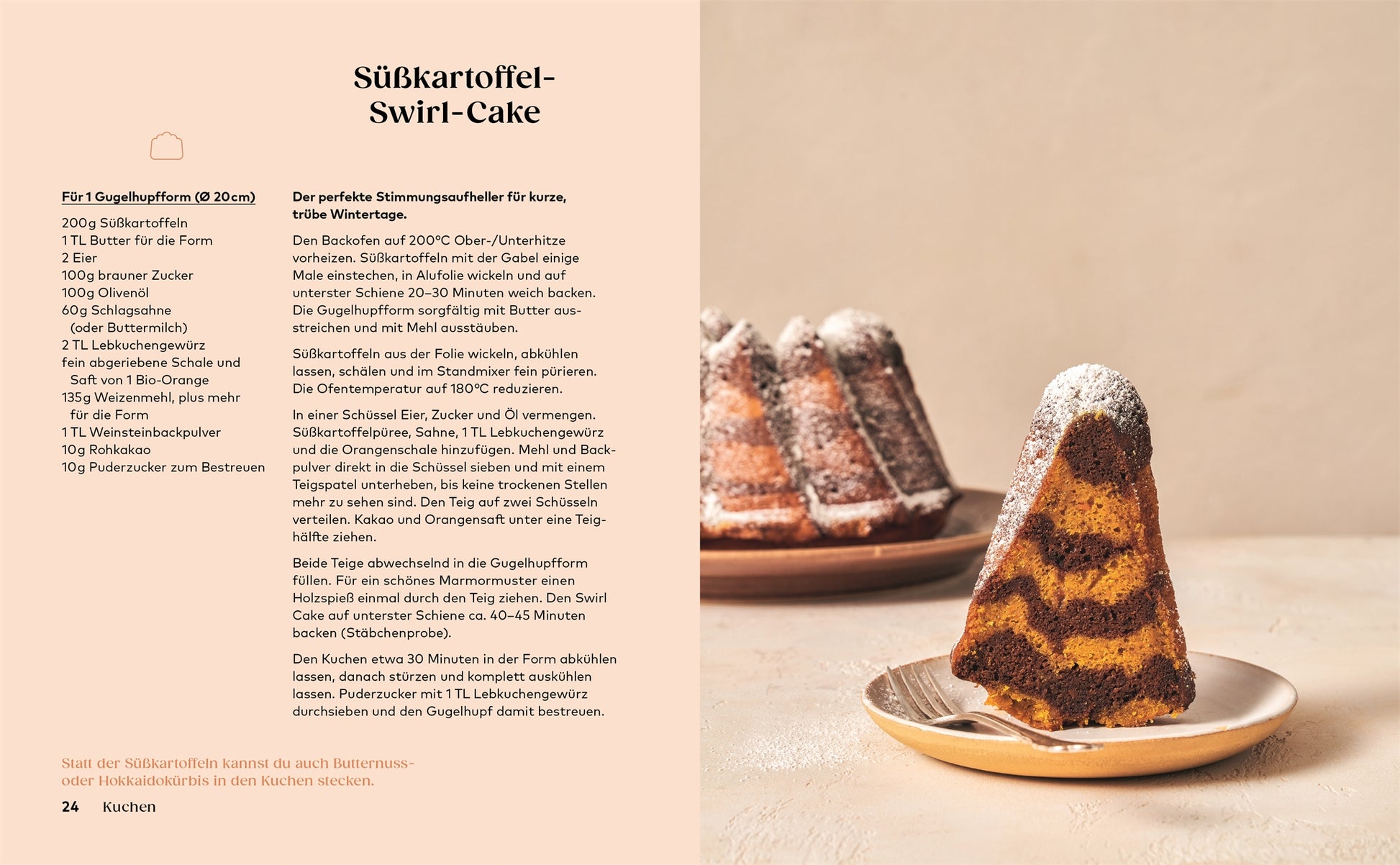 Ein Stück Marmorkuchen mit Schokoladen- und Orangenstrudeln liegt auf einem Teller vor einem ganzen Gugelhupf; das Backbuch "Kleine Kuchen" des DK Verlags enthält vegane und glutenfreie Rezepte wie diesen Süßkartoffel-Strudel-Kuchen.