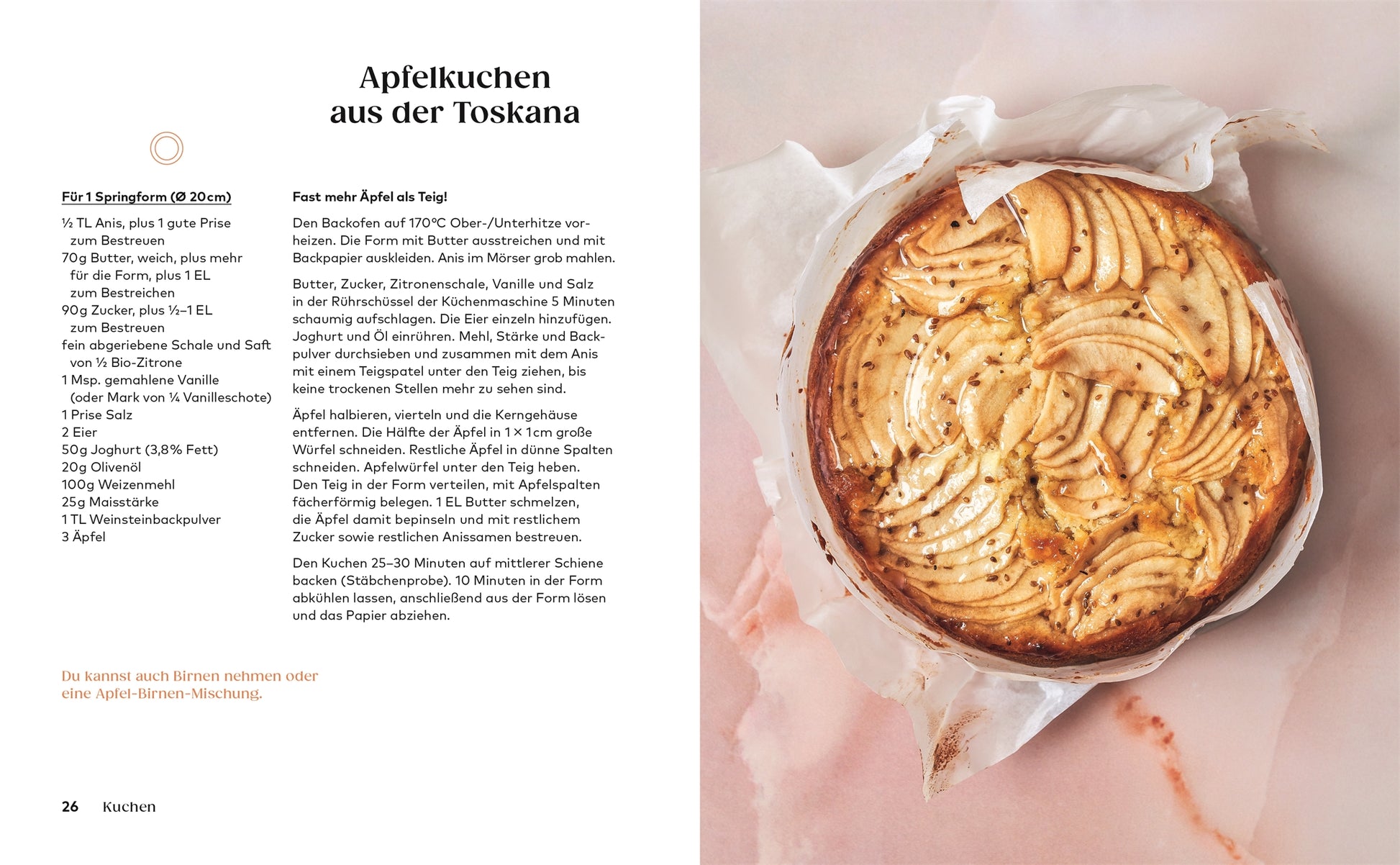 Ein goldbrauner, runder Apfelkuchen mit arrangierten Scheiben sitzt in einer mit Pergament ausgelegten Form - die perfekte vegane und glutenfreie Wahl, inspiriert von "Kleine Kuchen" aus dem DK Verlag.
