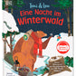 Das Buch "Toni & Lou. Eine Nacht im Winterwald" aus dem DK Verlag zeigt einen Bären mit rotem Schal und rotem Becher in einem verschneiten Wald und lädt Kinder zu interaktiven Wintersuchen ein.