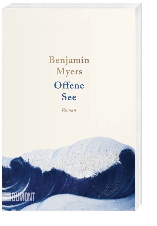 Buchcover von „Offene See“ vom Dumont Verlag: minimalistischer cremefarbener Hintergrund, blauer und brauner Text, unten abstraktes blau-weißes Meereswellen-Artwork, das Themen menschlicher Beziehungen widerspiegelt.