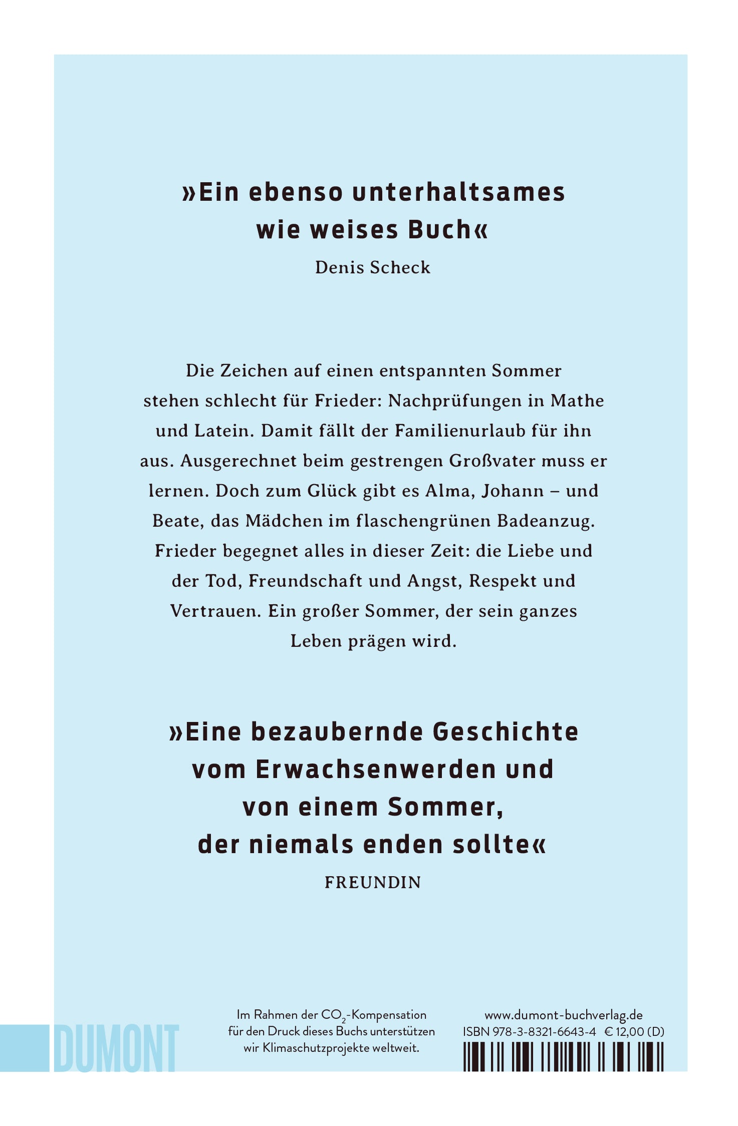 Die Rückseite von „Der große Sommer“ aus dem Dumont Verlag zeigt Rezensionen und eine Zusammenfassung in deutscher Sprache, kontrastiert mit einem blau-weißen Design. Zitate loben Ewald Arenz’ Werk als ein Lieblingsbuch – unterhaltsam, bezaubernd und ein unvergesslicher Sommergedanke.