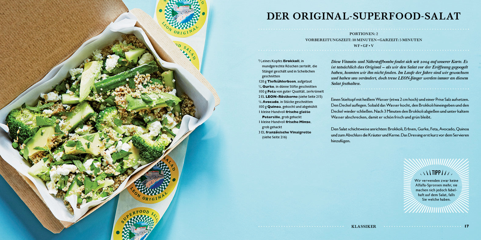 Eine Take-away-Box mit einem leuchtenden LEON. Hundert Salate vom Dumont Verlag – vollgepackt mit Brokkoli, Feta, Avocado, Quinoa und Samen – liegt auf blauem Grund neben zwei Superfoods Original-Packungen. Rechts sind leckere Rezepte zu sehen.