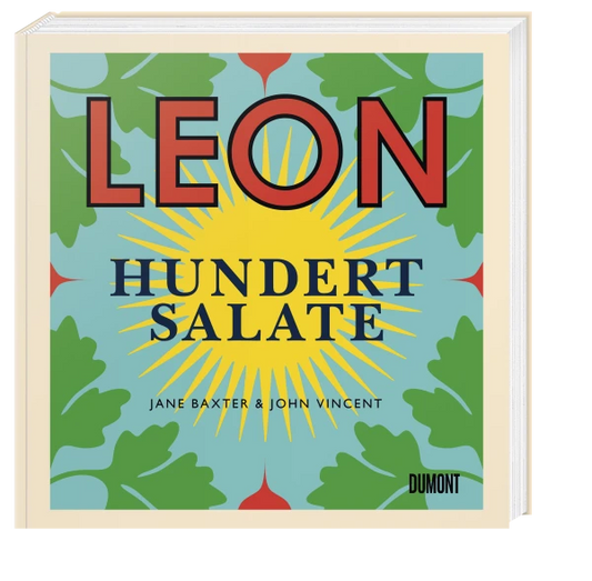 LEON. Hundert Salate von Jane Baxter & John Vincent hat einen blauen Einband mit kräftigem LEON-Rot, gelbem HUNDERT SALATE, Sunburst und grünen Blättern – ideal für Salatliebhaber auf der Suche nach neuen LEON-Rezepten. Erschienen im Dumont Verlag.
