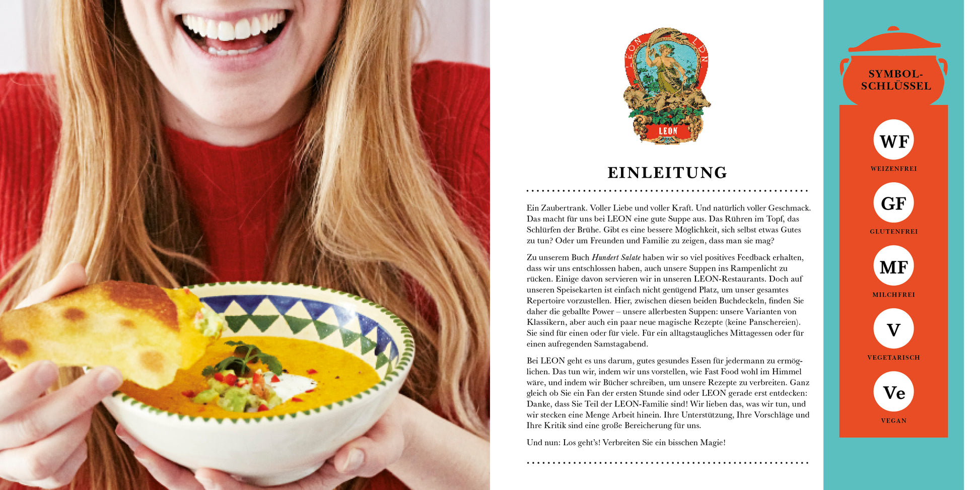 Eine lächelnde Frau in einem roten Oberteil taucht Brot in eine Schüssel mit Suppe aus "LEON. Hundert Suppen." aus dem Dumont Verlag. Neben ihr zeigt eine Seite deutschen Text, ein Emblem und Ernährungssymbole für vegetarische, vegane und glutenfreie Rezepte.