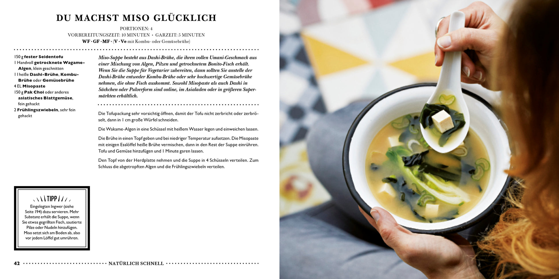 Eine Person hält eine Schüssel Miso-Suppe mit Tofu und Frühlingszwiebeln in einer Hand und benutzt Stäbchen. Dahinter ist der geometrisch gemusterte Boden zu sehen, auf dem "LEON. Hundert Suppen" des Dumont Verlags und ein Rezepttext sind links zu sehen.
