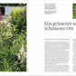 Ein üppiger, angelegter Garten, inspiriert von Mustergärten und der Royal Horticultural Society, gefüllt mit vielfältigen Pflanzen aus Gärtnern aus Leidenschaft vom Gerstenberg Verlag, säumt einen geschwungenen Weg. Deutscher Text erscheint auf weißem Hintergrund.