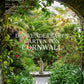 Das Titelbild von Die wunderbaren Gärten von Cornwall (Gerstenberg Verlag) zeigt einen üppigen Garten mit Palmen, roten Blumen und einer Steinstatue, die von einem alten Torbogen eingerahmt wird - eine Einladung, die schönsten englischen Gärten Cornwalls zu entdecken.