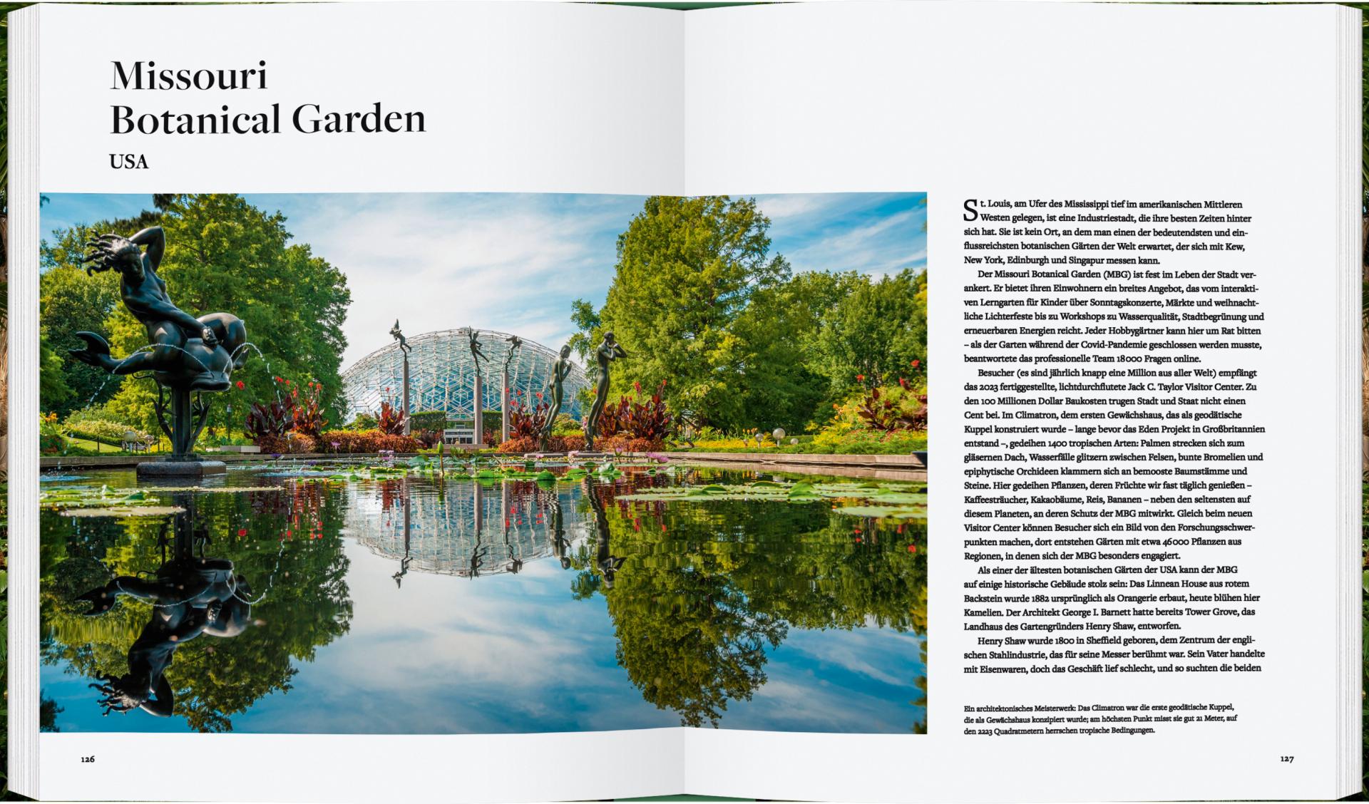 Eine Doppelseite aus „Botanische Gärten“ des Gerstenberg Verlags präsentiert den Missouri Botanical Garden und hebt seinen Glaskonservatorium, die üppigen Gärten, Statuen und Teichspiegelungen mit beschreibendem Text auf weißem Hintergrund hervor.