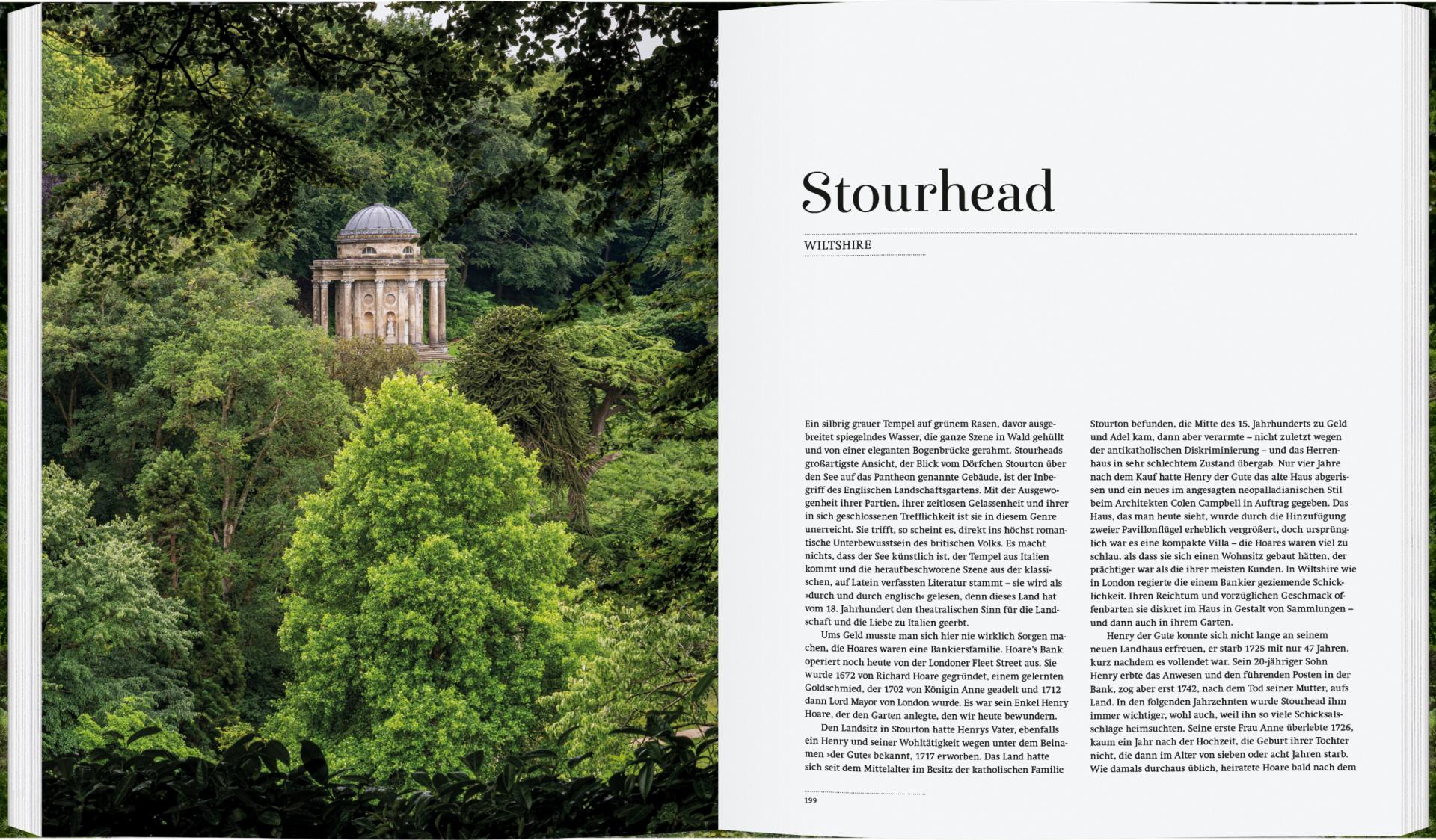 Ein aufgeschlagenes Buch aus dem Gerstenberg Verlag, "Englische Landschaftsgärten", zeigt auf der linken Seite das Foto eines kuppelförmigen Steintempels inmitten üppiger Bäume und auf der rechten Seite den Titel mit einem beschreibenden Text über Gartenkunst England.