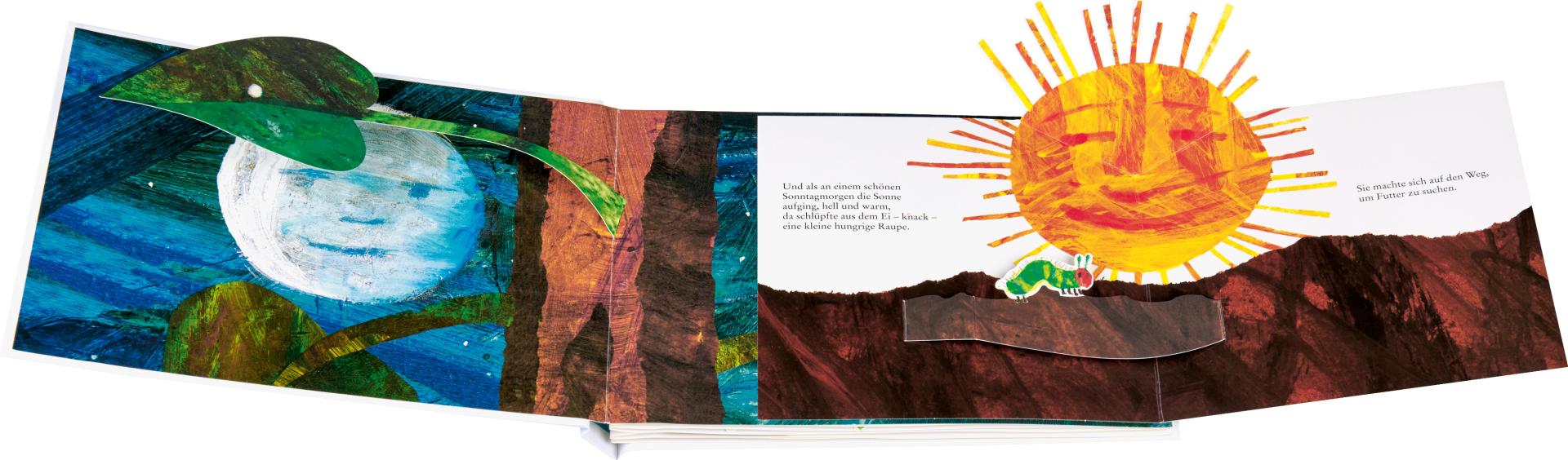 Eine farbenfrohe Doppelseite aus "Die kleine Raupe Nimmersatt - Mein Pop-up" des Gerstenberg Verlags zeigt links ein Blatt und den Mond, rechts eine lächelnde Sonne mit Raupe auf braunen Hügeln. Ein deutscher Text rundet dieses interaktive Kinderbuch ab.